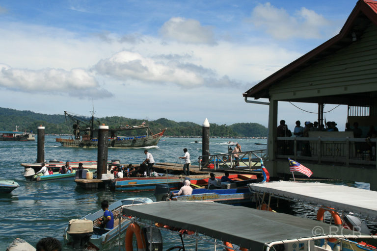 "Bootstaxis" zu den vorgelagerten Inseln an den Markthallen, Kota Kinabalu