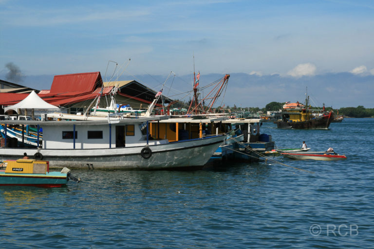 Boote bei den Markthallen, Kota Kinabalu