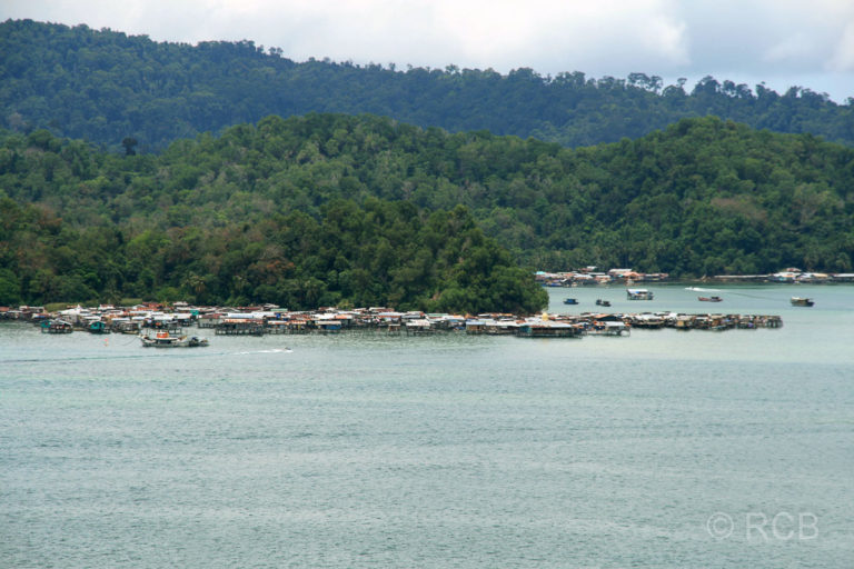 Blick zur Insel Pulau Gaya mit einem muslimischem Stelzendorf