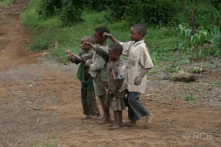 Kinder auf der 1. Etappe vom Nalemoru Gate zum Sekimba Camp