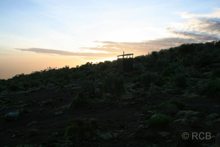 Morgenstimmung am Kikelewa Camp mit Toilettenhäuschen