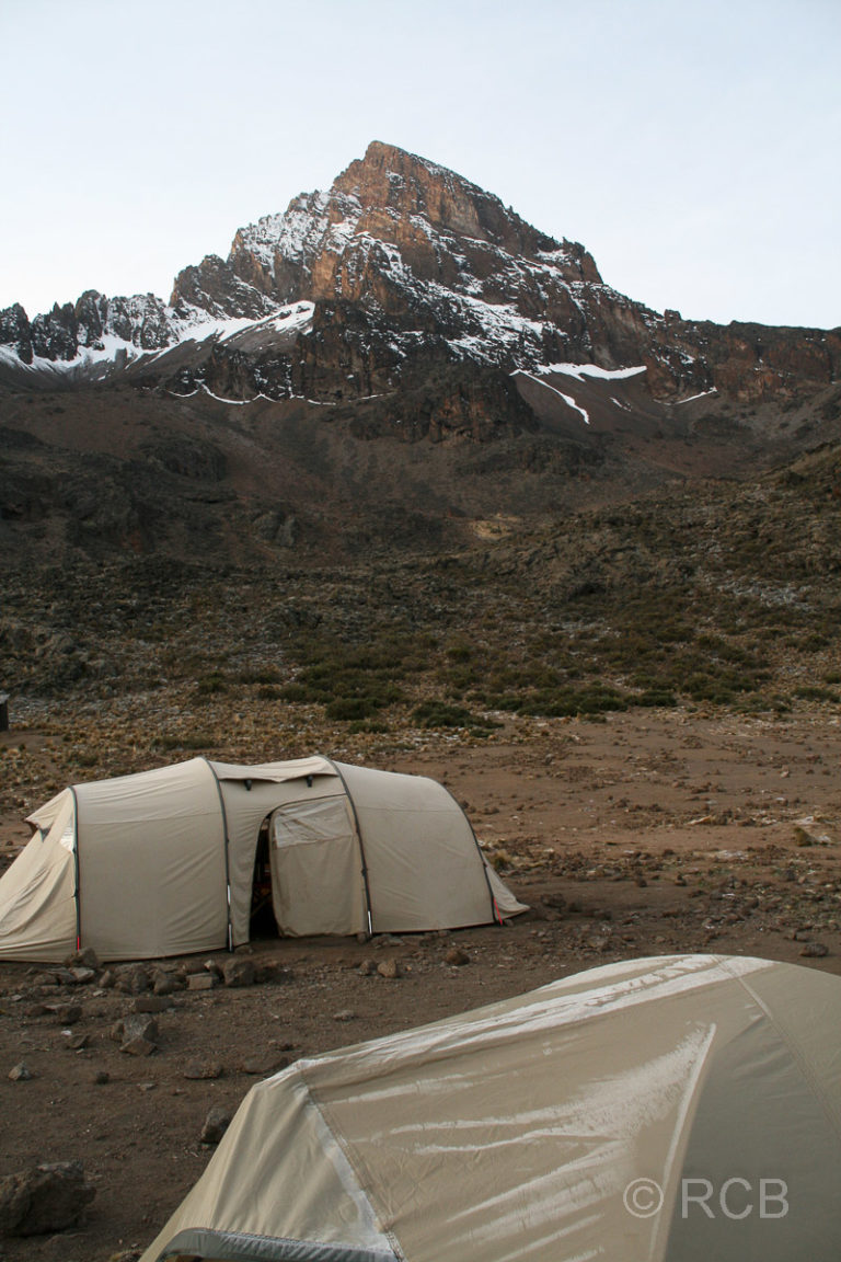 Zelte mit Raureif nach einer kalten Nacht im Mawenzi Tarn Camp