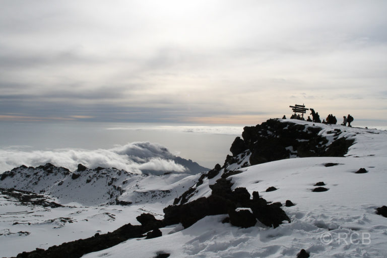 Blick vorbei am Uhuru Peak über den Kraterrand des Kibo zum Mawenzi-Gipfel im Hintergrund