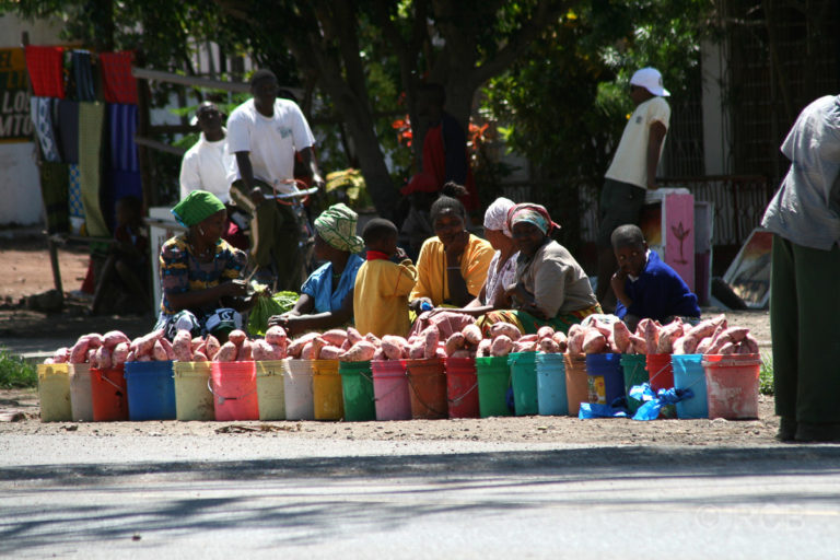 Marktfrauen in Mto wa Mbu