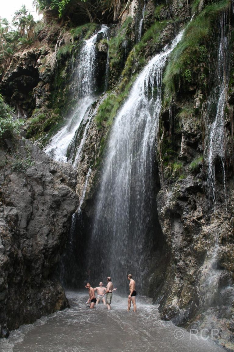 am Wasserfall bei Ngare Sero