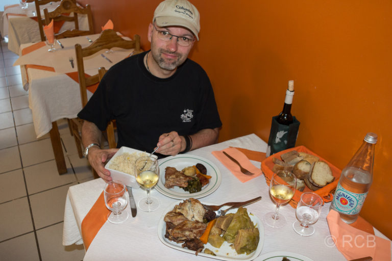 Mann isst "Cozido" zum Abendessen in "Tony's" Restaurant
