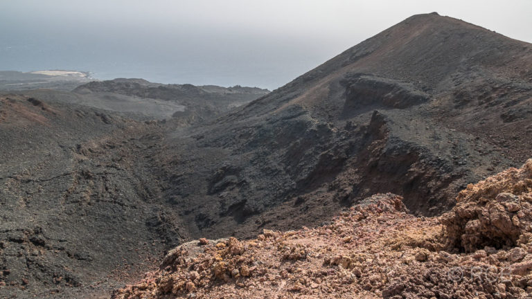 am Krater des Vulkans Teneguía, Blick zu den Salinen