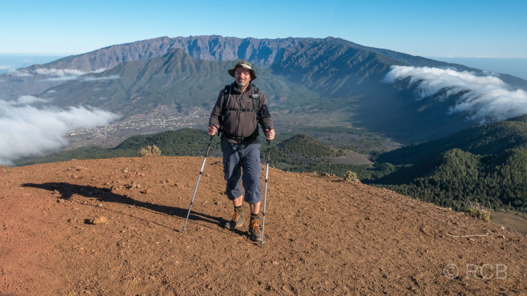 Wanderer am Gipfel des Pico Birigoyo, dahinter der Pico Bejenado und die Caldera de Taburiente, rechts die Cumbre Nueva