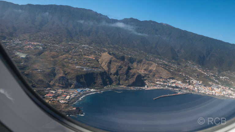 Blick auf Santa Cruz de La Palma aus dem Flugzeug