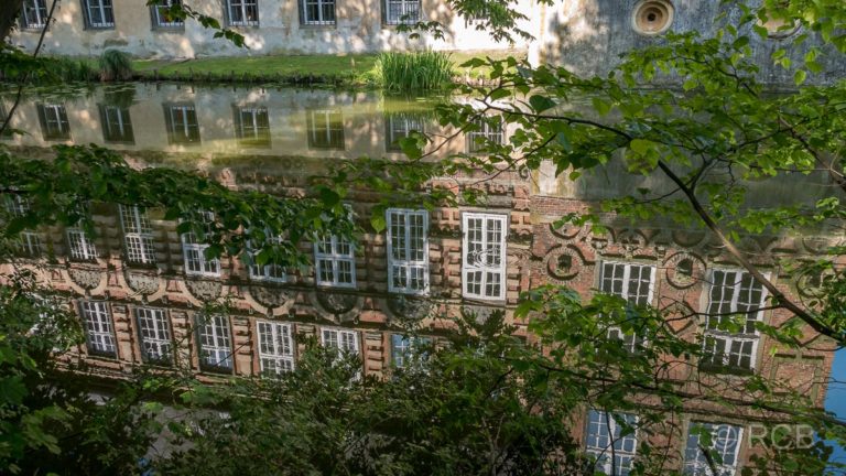 Wasserschloss Hovestadtn spiegelt sich im Wasser