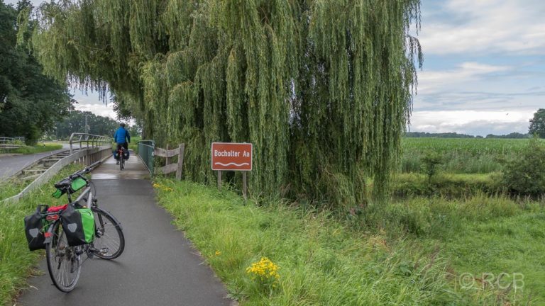 Radfahrer fährt über die Bocholter Aa bei Borken