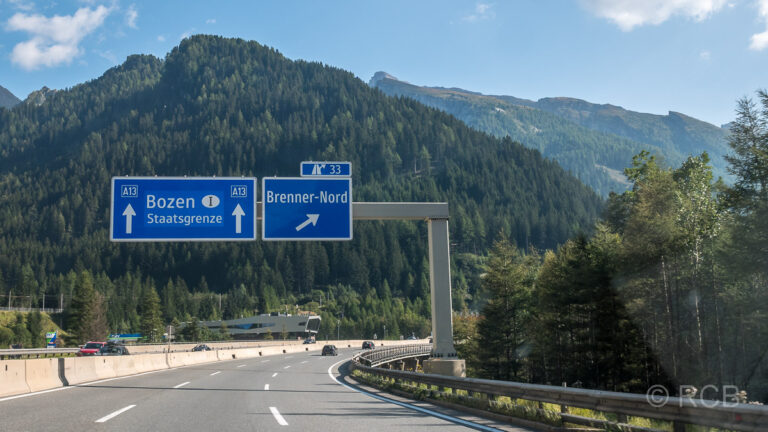 Autobahnschilder kurz vor der Grenze nach Italien