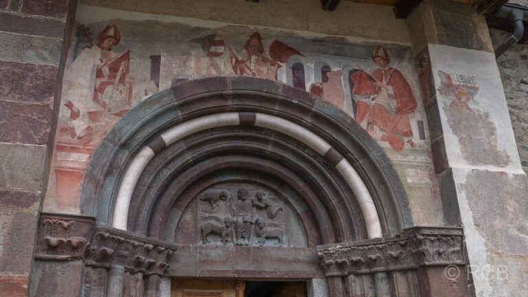 Innichen, Portal der Stiftskirche