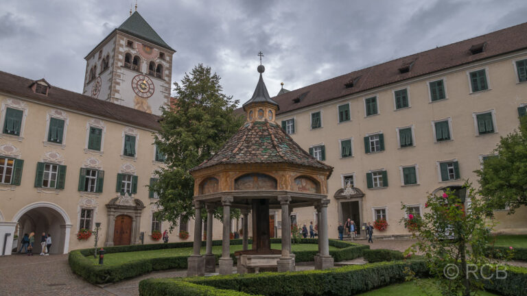 Kloster Neustift, Stiftshof mit Brunnenhaus