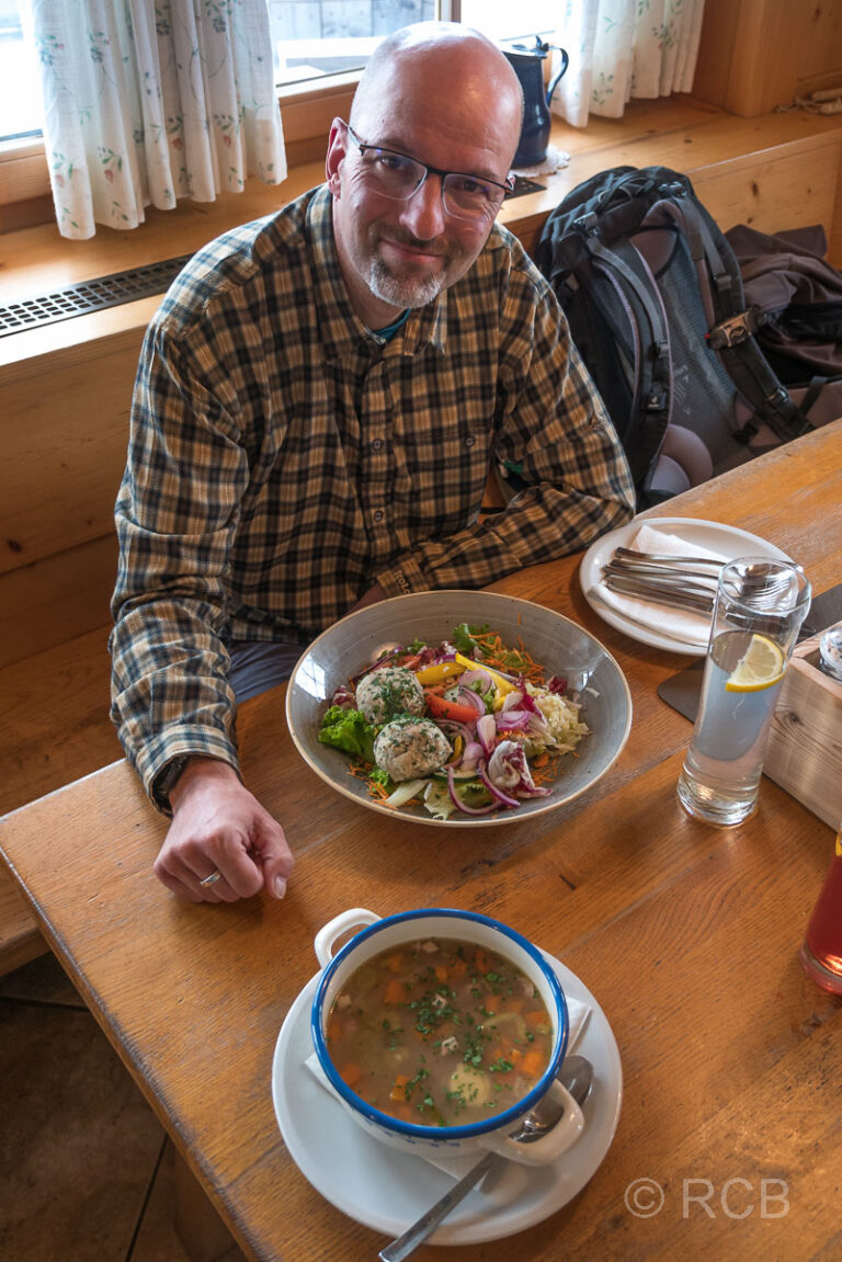 Mann vor Speisen in der Plattkofelhütte