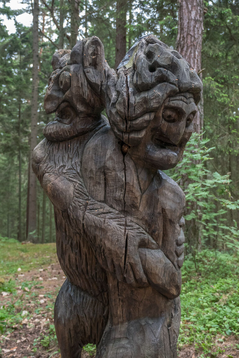 Juodkrante, Skulptur auf dem Hexenberg