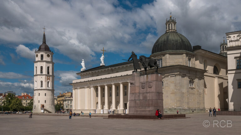 Glockenturm, Kathedrale und Gediminas-Statue