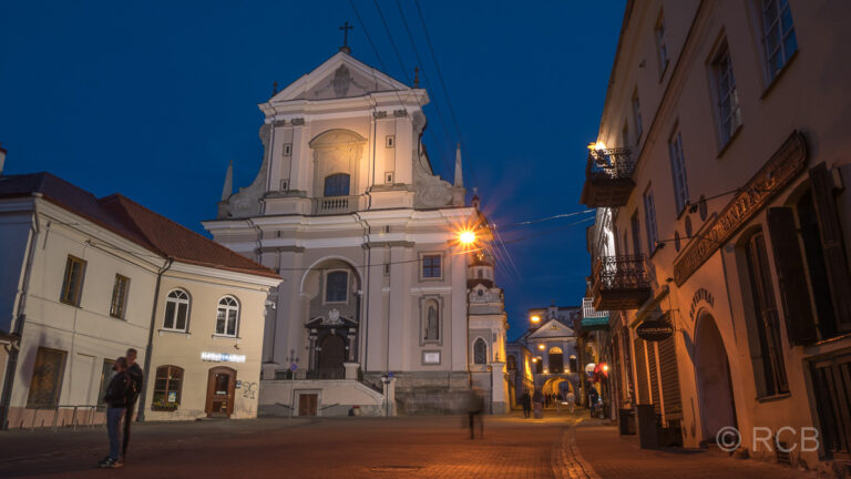 St. Theresia-Kirche mit dem "Tor der Morgenröte" (im Hintergrund)
