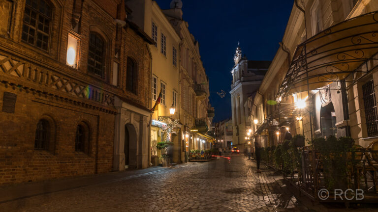 Pilies gatve in der Altstadt am Abend