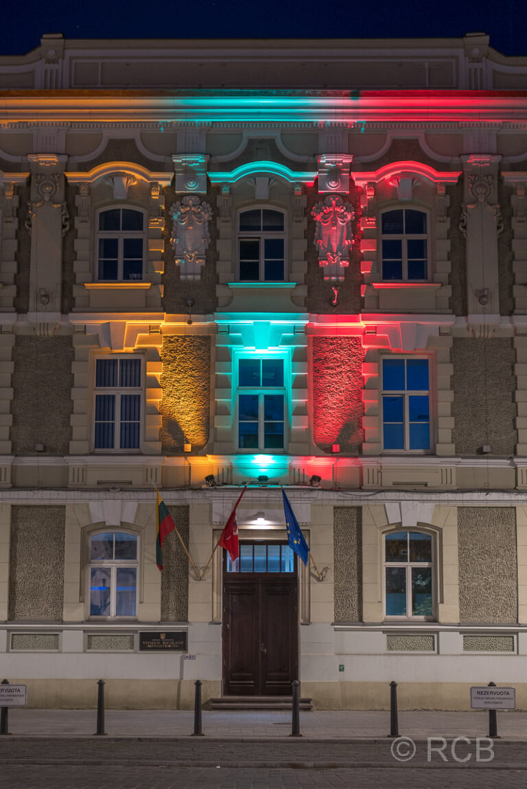 beleuchtetes Haus abends in Vilnius