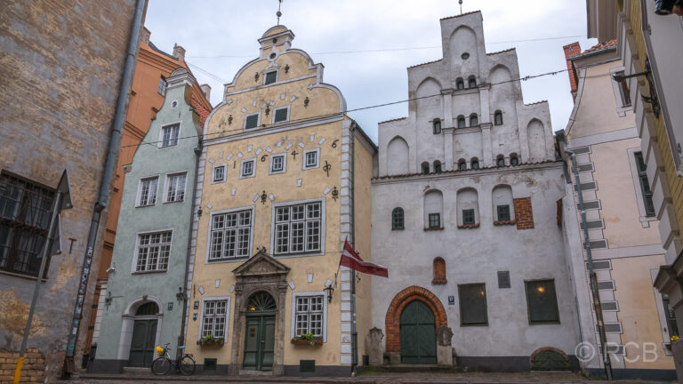 "Die Drei Brüder" (rechts das älteste Haus der Stadt, erbaut um 1600)