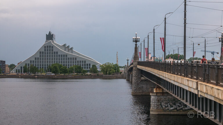 Brücke über die Daugava mit der Lettischen Nationalbibliothek