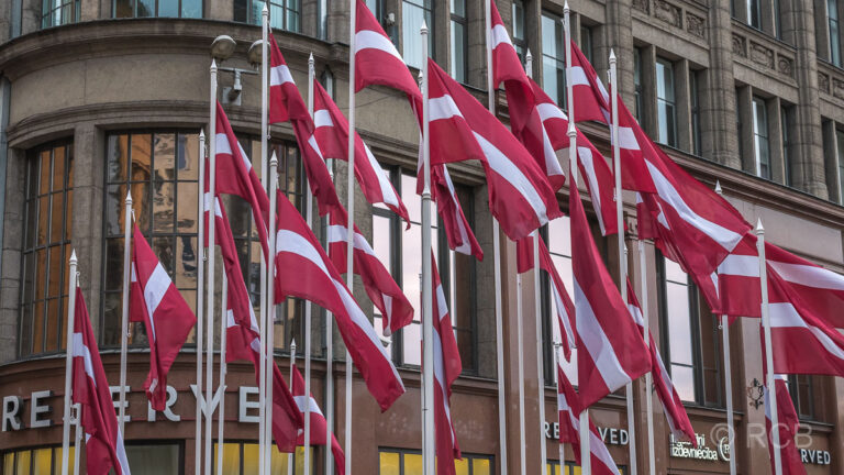 Flaggen in der Altstadt von Riga
