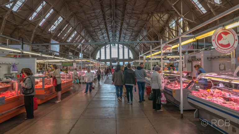 Fleischverkaufsstände in den Markthallen