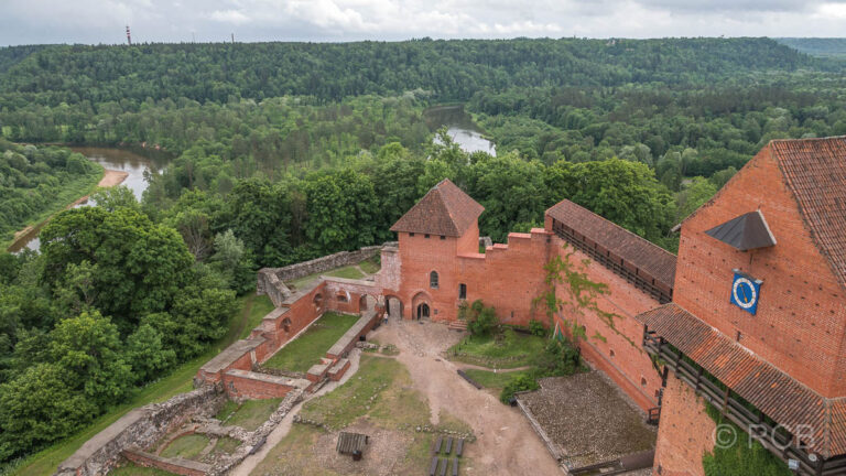 Turaida, Blick vom Turm in den Burghof und auf die Gauja