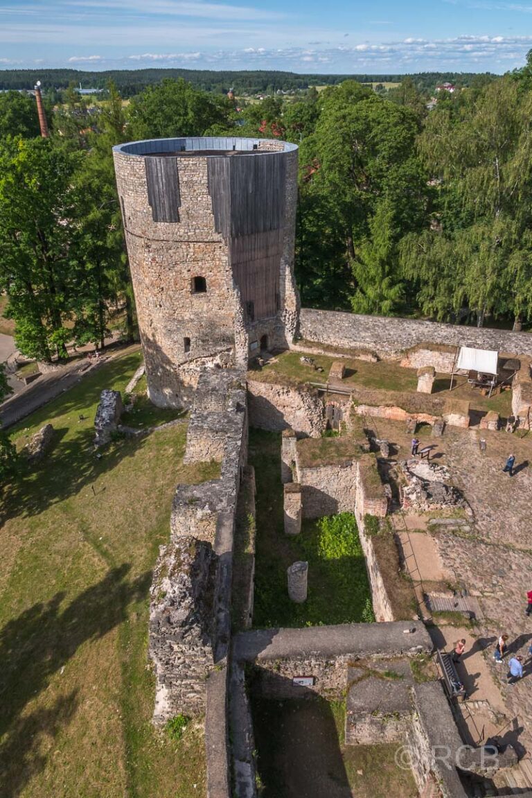 Burg Cēsis, Blick vom Westturm in den Burghof