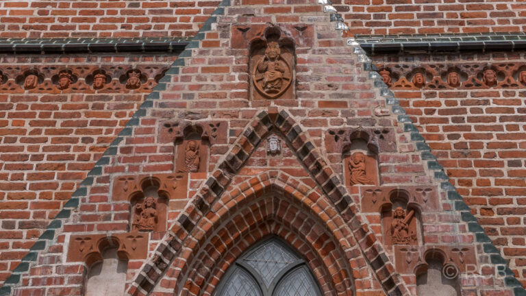 Terracottafiguren an der Johanniskirche, Tartu