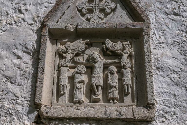 Karja, Kirche, Detail über dem Portal