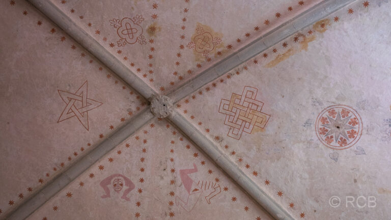 Karja, heidnische Symbole im Kirchengewölbe
