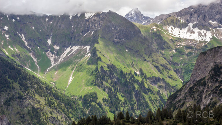 Gipfelkamm des Schneck (links in Wolken) und Hochvogel im Hintergrund
