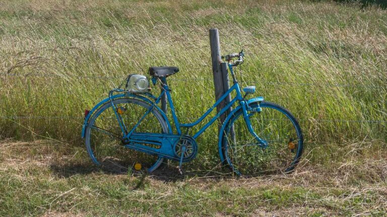altes Fahrrad am Zaun
