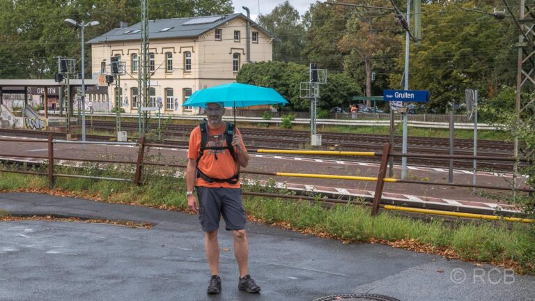 Mann am Bahnhof Gruiten