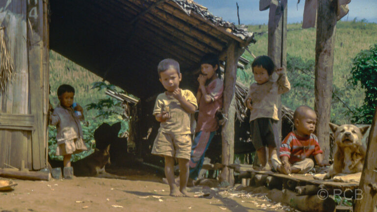 Kinder im Lisu-Dorf in den Bergen bei Mae Hong Son