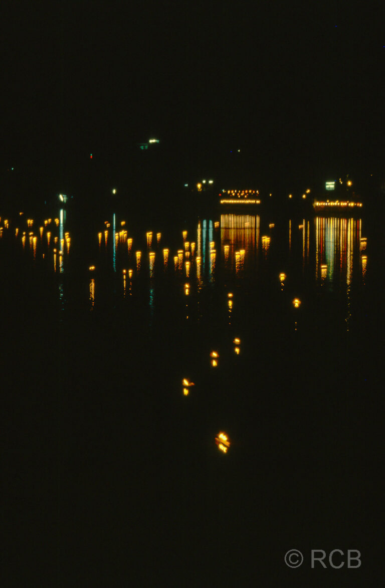 Chiang Mai, kleine Flöße zu Loy Krathong abends auf dem Ping-Fluss