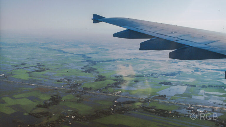 Blick auf überschwemmte Felder aus dem Flugzeug über Thailand