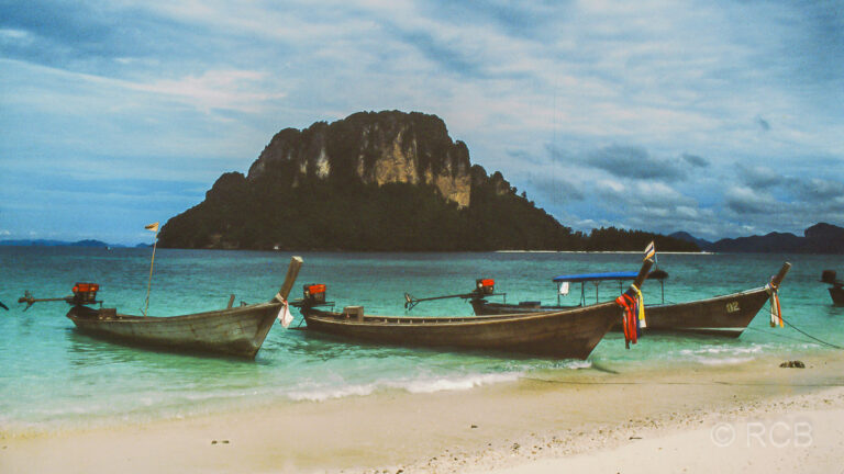 Longtail-Boote am Strand bei Krabi