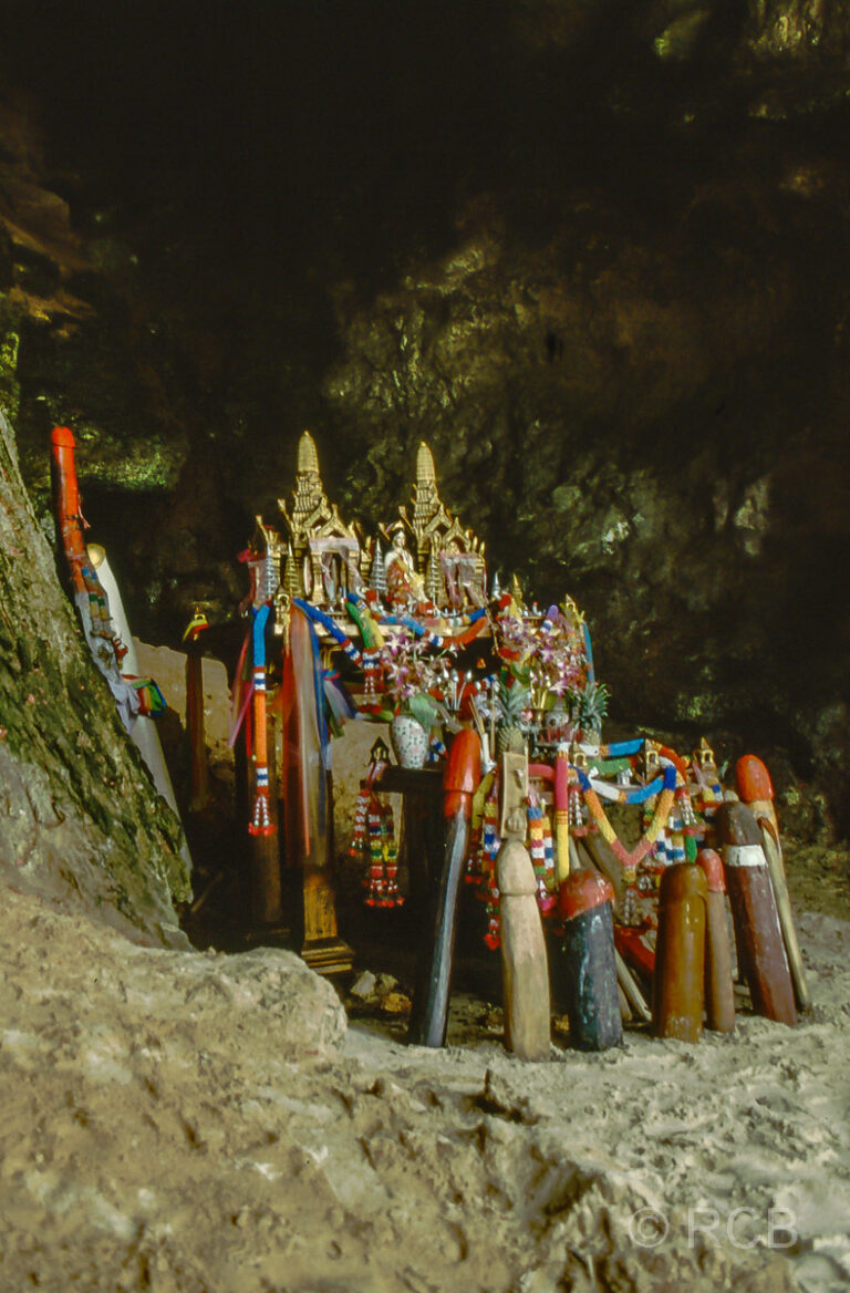 Lingam-Schrein in der Princess Cave am Ao Nang-Strand