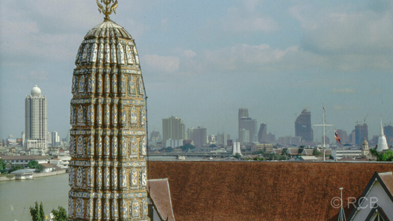 Wat Arun, Blick zur Skyline von Bangkok