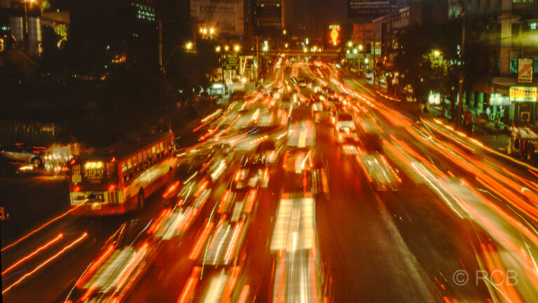abendlicher Verkehr in Bangkoks Neustadt