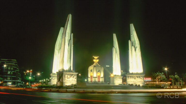 Demokratie-Denkmal am Abend