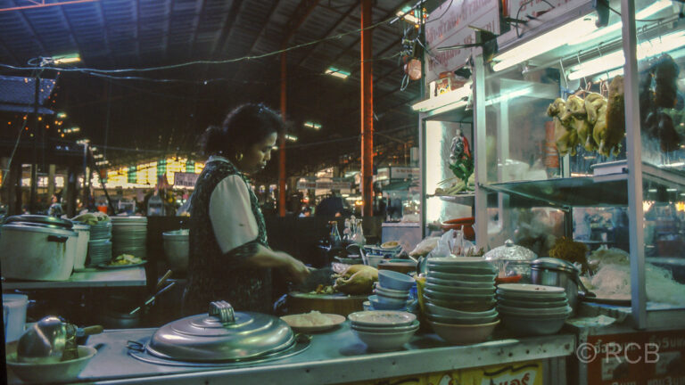 Garküche in den Markthallen von Khorat