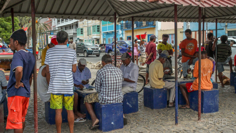 Männer beim Kartenspiel an der Strandpromenade