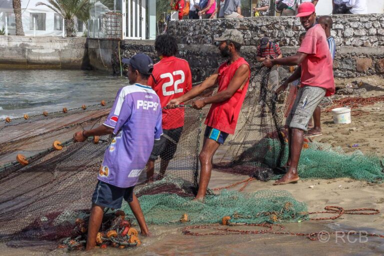 Fischer beim Einholen der Netze