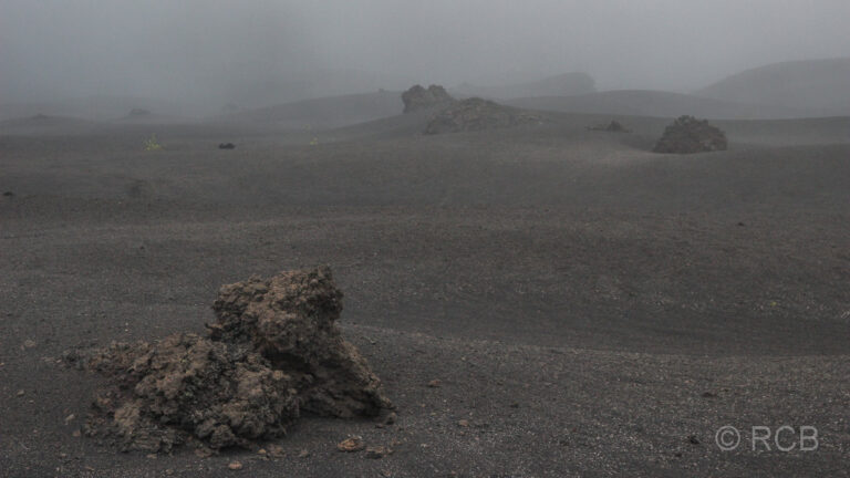 Vulkanlandschaft im Nebel