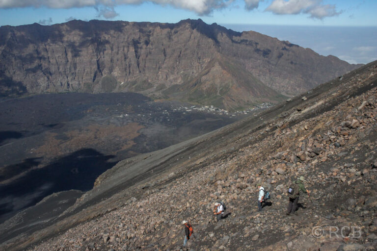 Rückweg hinab vom Vulkan nach Chã das Caldeiras, im Hintergrund die Bordeira