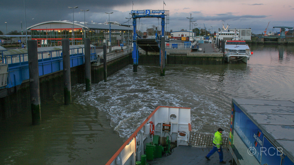 Ablegen im Hafen von Emden